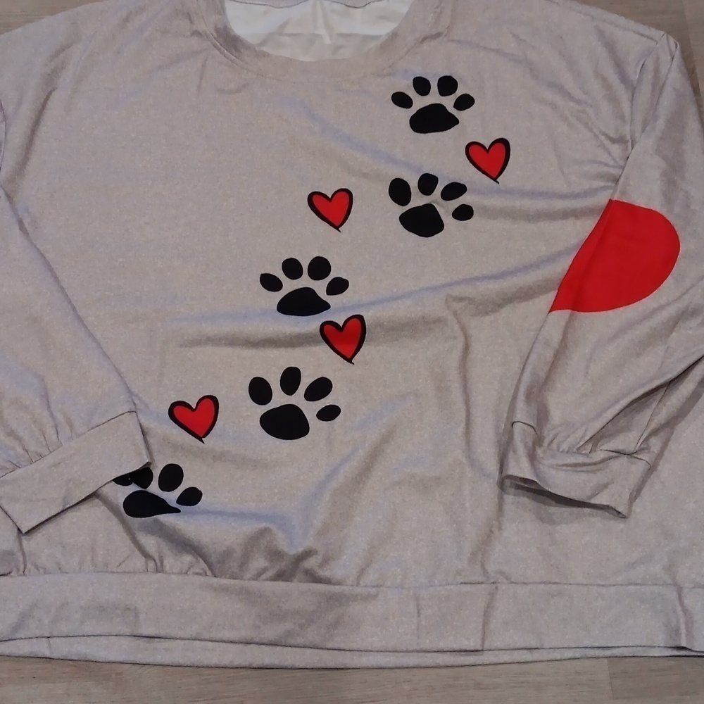 Long sleeve top. Paw print design. - Picture 2 of 5